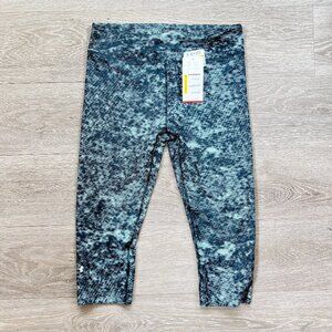 NWT Under Armour Heat Gear Cropped Compression Leggings, Large